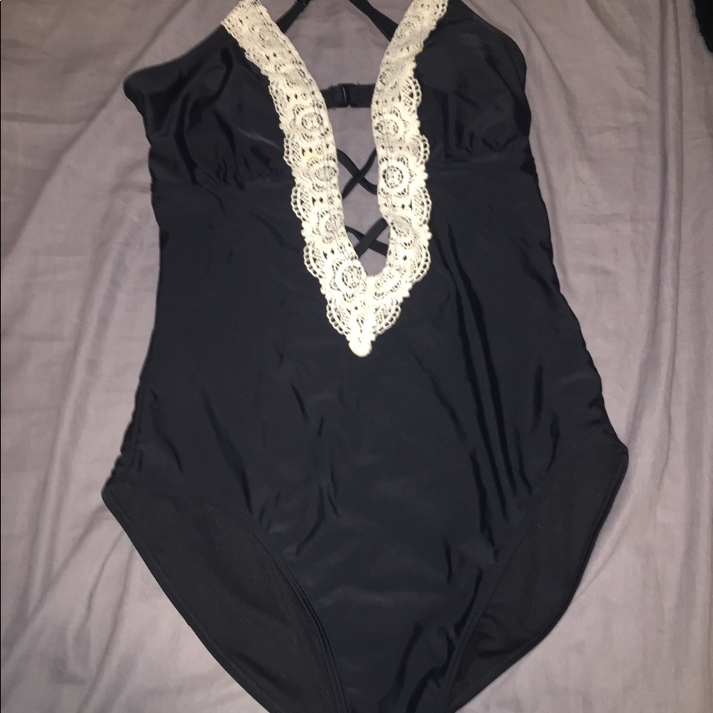Black one piece bathing suit 👙